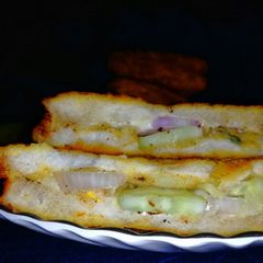 A picture of Bread pakora sandwich.