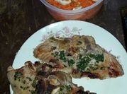 Una foto de chuletas con ensalada