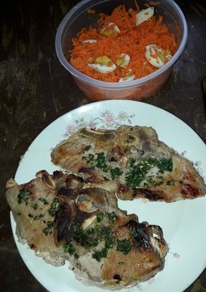 Una foto de Chuletas de cerdo con ensalada..#molde