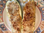 Una foto de calabacín gratinado con atún