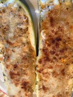 Una foto de Calabacines rellenos de atún al microondas