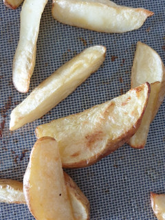 A picture of Potato wedges.