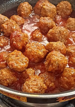 सावजी मटण खिमा बॉल्स (saoji mutton kheema balls recipe in marathi) रेसिपी चे मुख्य फोटो 