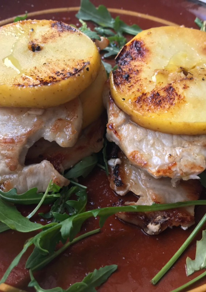 Una foto de Lomo y manzana juntos, a la plancha