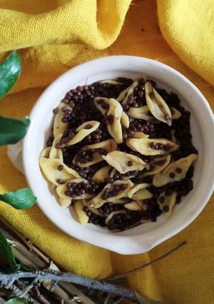 Foto di Lenticchie beluga con foglie di pasta fresca