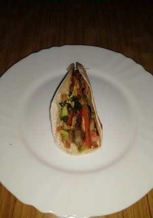 Una foto de Fajitas de pollo y verduras con salsa Jalisco