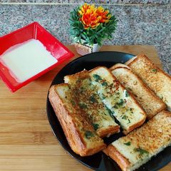 A picture of Domino's style cheesy Garlic Bread.
