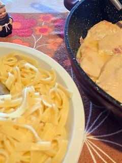 Tejszínes, rózsaborsos csirkemell tagliatellével recept fotója