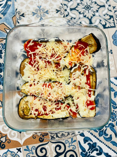 Una foto de Colchón de berenjenas con salsa de tomate y quesito en la airfryer 🍆🧀