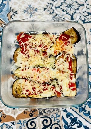 Una foto de Colchón de berenjenas con salsa de tomate y quesito en la airfryer 🍆🧀