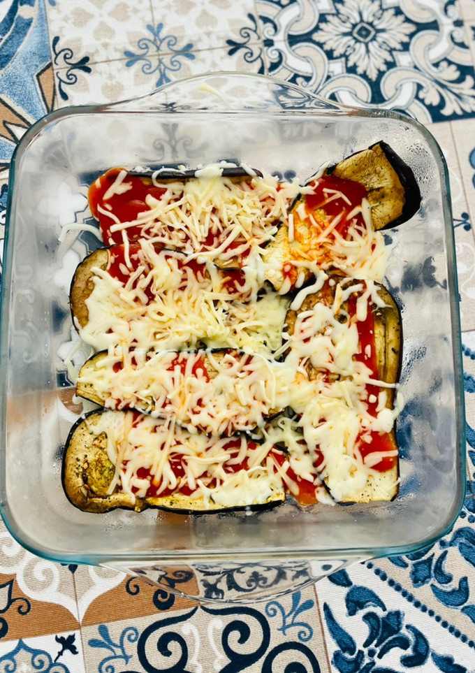 Una foto de Colchón de berenjenas con salsa de tomate y quesito en la airfryer 🍆🧀