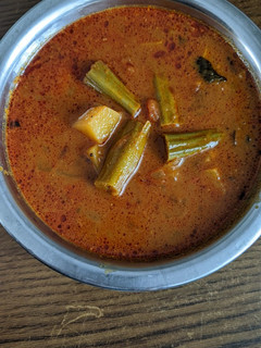 முருங்கைக்காய் உருளைக்கிழங்கு கார குழம்பு(kara kulambu recipe in tamil) செய்முறை முக்கிய புகைப்படம்