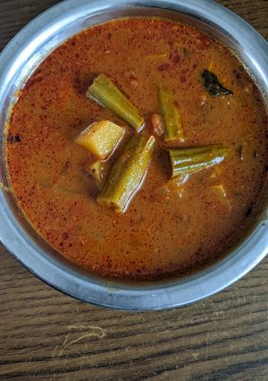 முருங்கைக்காய் உருளைக்கிழங்கு கார குழம்பு(kara kulambu recipe in tamil) செய்முறை முக்கிய புகைப்படம்