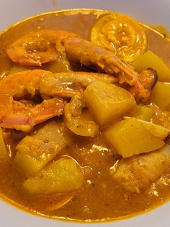 Una foto de Rape con patatas, gambones y frutos del mar