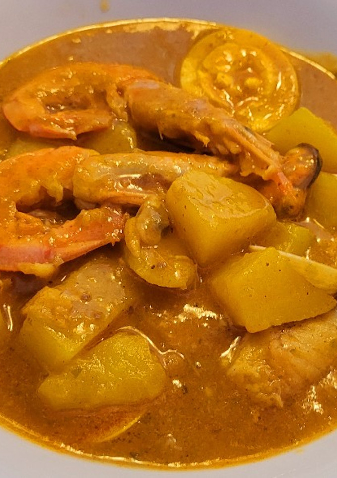 Una foto de Rape con patatas, gambones y frutos del mar
