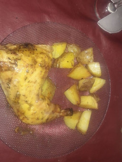 Una foto de Pollo a la mostaza y azafrán con papas rústicas