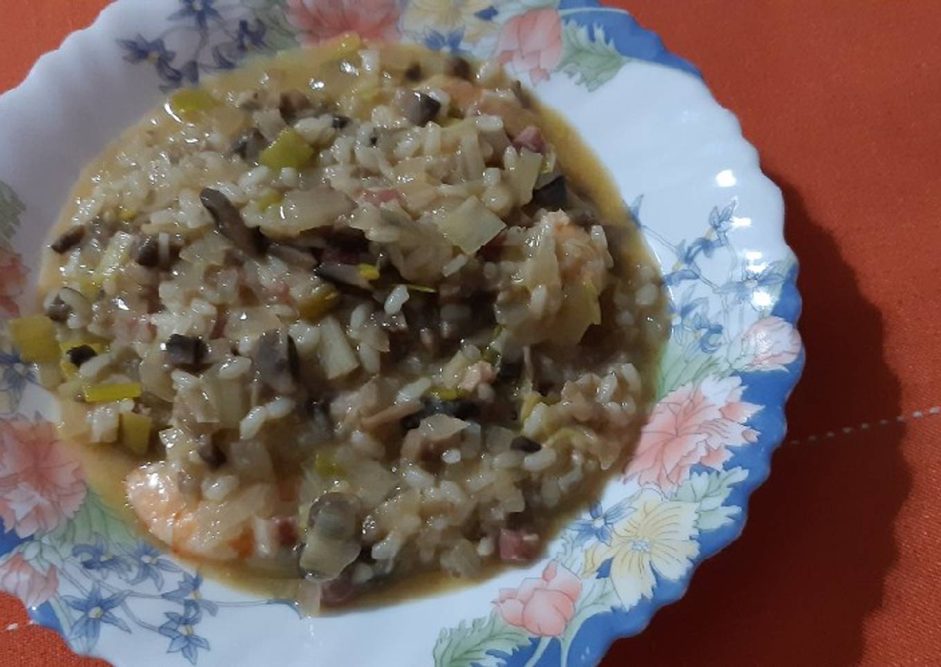 Risotto de champiñones, jamón y langostinos