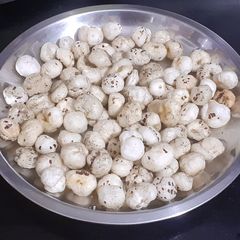 A picture of Roasted makhana (fox nuts).