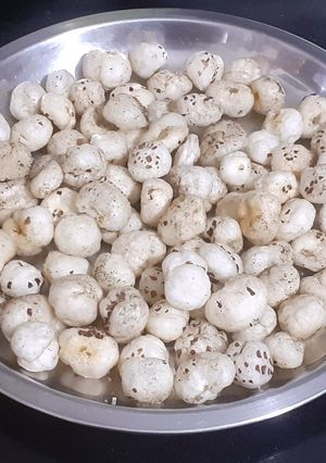A picture of Roasted makhana (fox nuts).