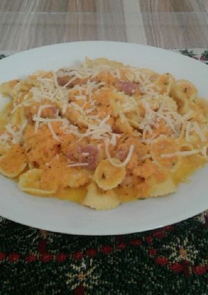 Una foto de Moñitas con crema de zanahoria y salchicha