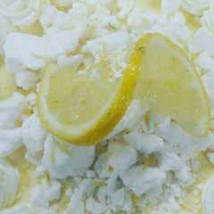 A picture of Mousse de limón con merenguitos.