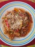 Pasta con salsa de pavo, pimientos y champiñones