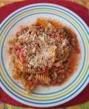 Pasta con salsa de pavo, pimientos y champiñones