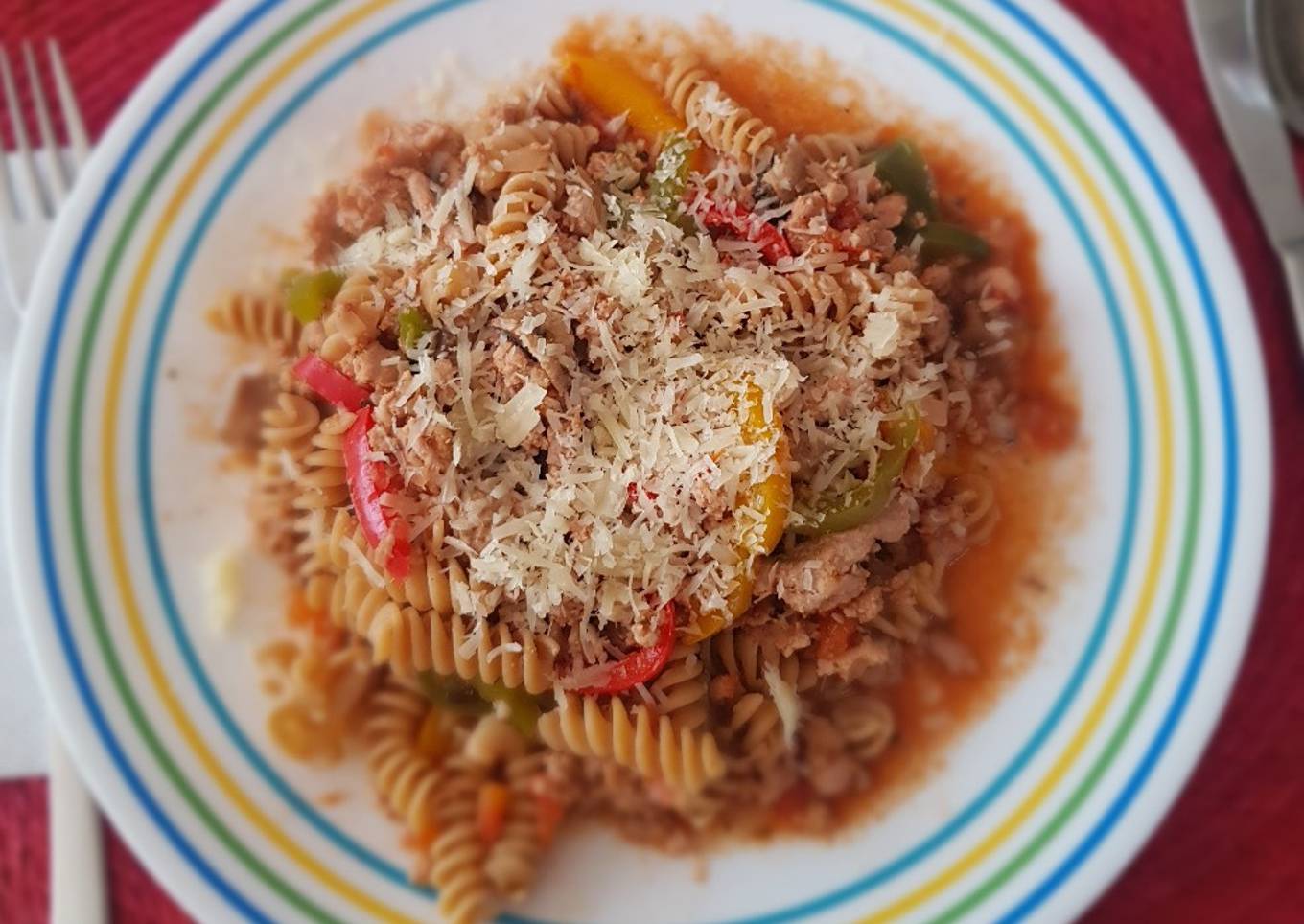 Pasta con salsa de pavo, pimientos y champiñones
