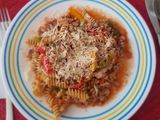 Pasta con salsa de pavo, pimientos y champiñones