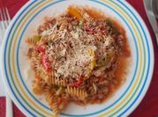 Una foto de fusilli con carne