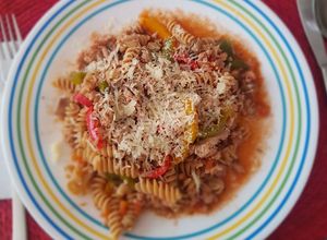 Una foto de Pasta con salsa de pavo, pimientos y champiñones