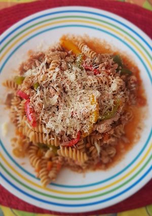 Una foto de Pasta con salsa de pavo, pimientos y champiñones