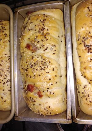 Una foto de Pan casero con semillas, jamón y queso