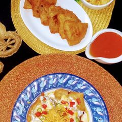 A picture of Samosa chat.