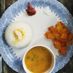 A picture of Maharashtrian aamti bhat batatyachya kachrya.