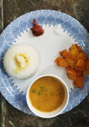 A picture of Maharashtrian aamti bhat batatyachya kachrya.