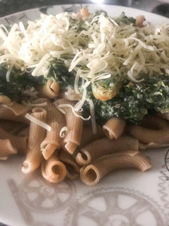 Una foto de Torcetti al fungo porcino con bechamel de espinacas, gambas y piñones