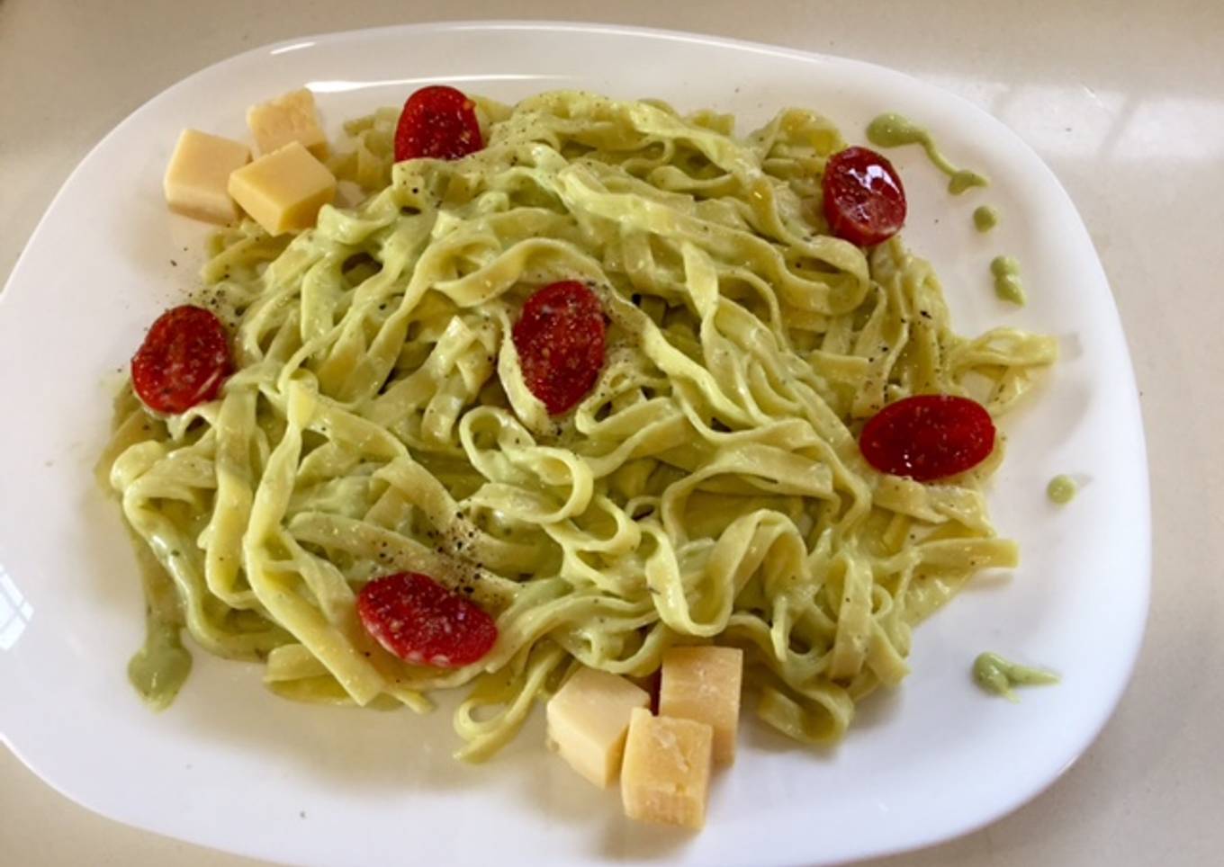 Tallarines con salsa de aguacate