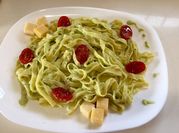 Una foto de tallarines con tomates cherry