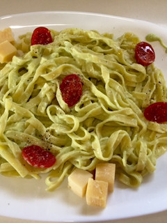 Una foto de Tallarines con salsa de aguacate