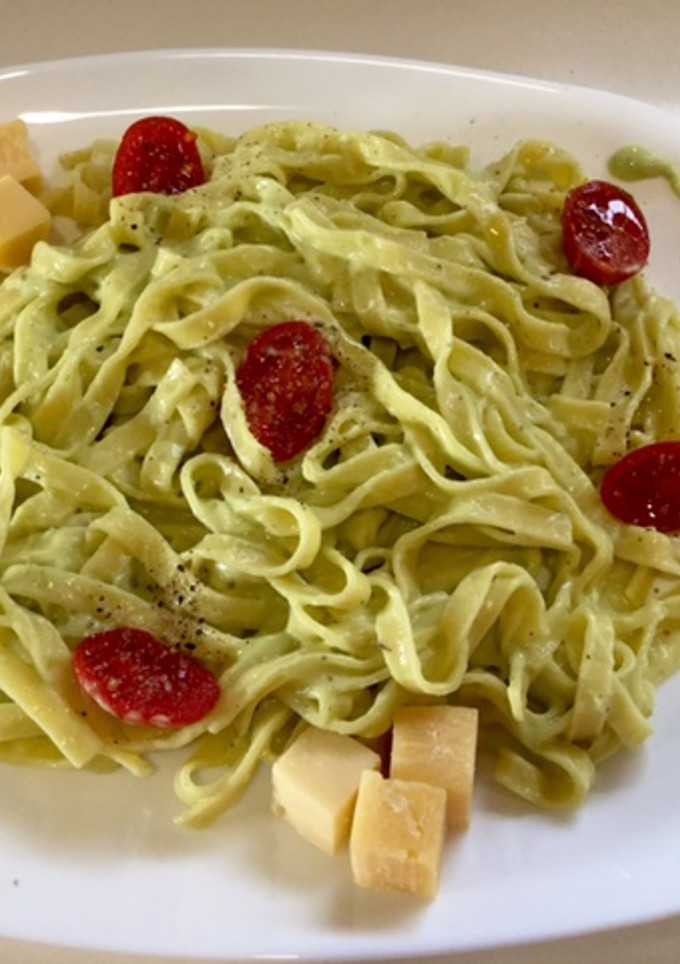Una foto de Tallarines con salsa de aguacate