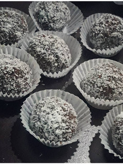 Una foto de Trufas de chocolina, dulce de leche y coco!