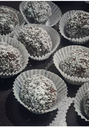 Una foto de Trufas de chocolina, dulce de leche y coco!