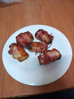 Una foto de Rollitos de dátiles y bacon al horno
