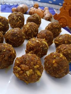 कच्ची हल्दी लड्डू (Kachhi haldi laddu recipe in Hindi) रेसिपी मुख्य फोटो