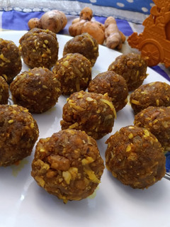 कच्ची हल्दी लड्डू (Kachhi haldi laddu recipe in Hindi) रेसिपी मुख्य फोटो