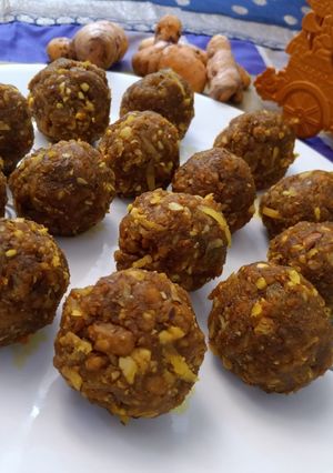 कच्ची हल्दी लड्डू (Kachhi haldi laddu recipe in Hindi) रेसिपी मुख्य फोटो