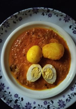 A picture of Boiled egg masala curry.