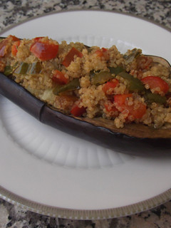 Una foto de Berenjena rellena de pimientos y quinoa