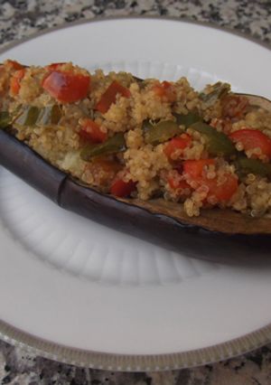 Una foto de Berenjena rellena de pimientos y quinoa